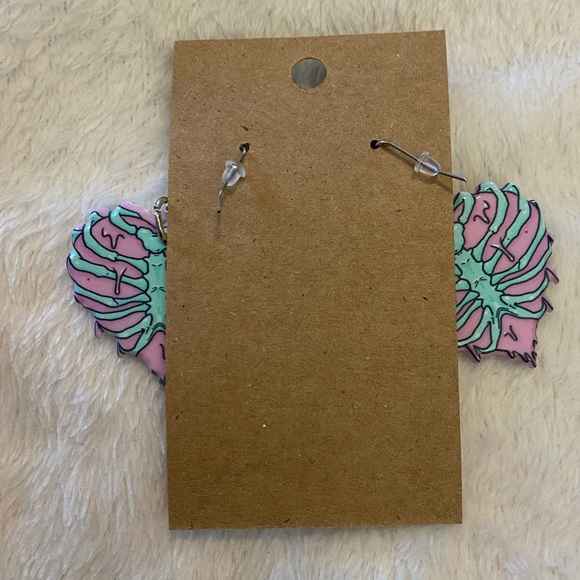 Heart skeleton rib cage earrings - Picture 3 of 3